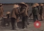 Immagine di Pulire la zona Il Vietnam, 1965, secondo 15 filmato di repertorio 65675045225