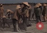 Immagine di Pulire la zona Il Vietnam, 1965, secondo 16 filmato di repertorio 65675045225
