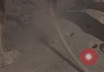 Immagine di Pulire la zona Il Vietnam, 1965, secondo 24 filmato di repertorio 65675045225