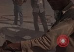Immagine di Pulire la zona Il Vietnam, 1965, secondo 26 filmato di repertorio 65675045225