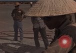 Immagine di Pulire la zona Il Vietnam, 1965, secondo 28 filmato di repertorio 65675045225