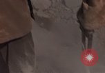 Immagine di Pulire la zona Il Vietnam, 1965, secondo 31 filmato di repertorio 65675045225