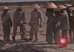Immagine di Pulire la zona Il Vietnam, 1965, secondo 35 filmato di repertorio 65675045225