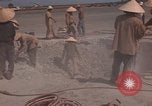 Immagine di Pulire la zona Il Vietnam, 1965, secondo 46 filmato di repertorio 65675045225