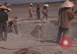 Immagine di Pulire la zona Il Vietnam, 1965, secondo 47 filmato di repertorio 65675045225