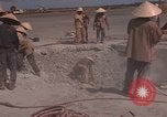 Immagine di Pulire la zona Il Vietnam, 1965, secondo 48 filmato di repertorio 65675045225