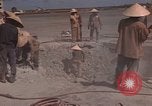Immagine di Pulire la zona Il Vietnam, 1965, secondo 49 filmato di repertorio 65675045225