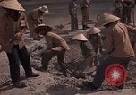 Immagine di Pulire la zona Il Vietnam, 1965, secondo 54 filmato di repertorio 65675045225