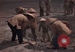 Immagine di Pulire la zona Il Vietnam, 1965, secondo 56 filmato di repertorio 65675045225