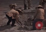 Immagine di Pulire la zona Il Vietnam, 1965, secondo 58 filmato di repertorio 65675045225