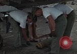 Immagine di Pulire la zona Il Vietnam, 1965, secondo 18 filmato di repertorio 65675045226