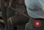 Immagine di Pulire la zona Il Vietnam, 1965, secondo 25 filmato di repertorio 65675045226
