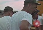 Immagine di Pulire la zona Il Vietnam, 1965, secondo 33 filmato di repertorio 65675045226