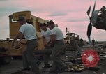 Immagine di Pulire la zona Il Vietnam, 1965, secondo 41 filmato di repertorio 65675045226