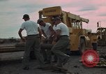 Immagine di Pulire la zona Il Vietnam, 1965, secondo 42 filmato di repertorio 65675045226