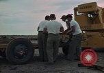 Immagine di Pulire la zona Il Vietnam, 1965, secondo 44 filmato di repertorio 65675045226