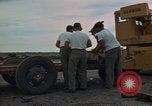 Immagine di Pulire la zona Il Vietnam, 1965, secondo 45 filmato di repertorio 65675045226