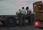 Immagine di Pulire la zona Il Vietnam, 1965, secondo 46 filmato di repertorio 65675045226