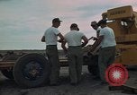 Immagine di Pulire la zona Il Vietnam, 1965, secondo 49 filmato di repertorio 65675045226