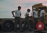 Immagine di Pulire la zona Il Vietnam, 1965, secondo 51 filmato di repertorio 65675045226