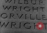 Standbild Wright Brothers Kitty Hawk North Carolina USA, 1934, aus Sekunde 42 historischem Filmmaterial Videoclip 65675045243