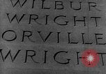 Standbild Wright Brothers Kitty Hawk North Carolina USA, 1934, aus Sekunde 44 historischem Filmmaterial Videoclip 65675045243