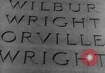 Standbild Wright Brothers Kitty Hawk North Carolina USA, 1934, aus Sekunde 45 historischem Filmmaterial Videoclip 65675045243