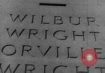 Standbild Wright Brothers Kitty Hawk North Carolina USA, 1934, aus Sekunde 46 historischem Filmmaterial Videoclip 65675045243