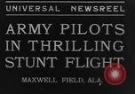 Standbild Army Air Corps Piloten wissen wie Männer auf einem fliegenden Trapez Alabama United States USA, 1934, aus Sekunde 1 historischem Filmmaterial Videoclip 65675045244