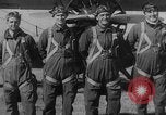 Standbild Army Air Corps Piloten wissen wie Männer auf einem fliegenden Trapez Alabama United States USA, 1934, aus Sekunde 7 historischem Filmmaterial Videoclip 65675045244