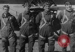 Standbild Army Air Corps Piloten wissen wie Männer auf einem fliegenden Trapez Alabama United States USA, 1934, aus Sekunde 8 historischem Filmmaterial Videoclip 65675045244