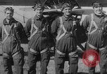 Standbild Army Air Corps Piloten wissen wie Männer auf einem fliegenden Trapez Alabama United States USA, 1934, aus Sekunde 9 historischem Filmmaterial Videoclip 65675045244