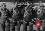 Standbild Army Air Corps Piloten wissen wie Männer auf einem fliegenden Trapez Alabama United States USA, 1934, aus Sekunde 10 historischem Filmmaterial Videoclip 65675045244