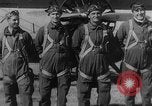 Standbild Army Air Corps Piloten wissen wie Männer auf einem fliegenden Trapez Alabama United States USA, 1934, aus Sekunde 11 historischem Filmmaterial Videoclip 65675045244