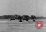 Standbild Army Air Corps Piloten wissen wie Männer auf einem fliegenden Trapez Alabama United States USA, 1934, aus Sekunde 12 historischem Filmmaterial Videoclip 65675045244