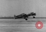 Standbild Army Air Corps Piloten wissen wie Männer auf einem fliegenden Trapez Alabama United States USA, 1934, aus Sekunde 13 historischem Filmmaterial Videoclip 65675045244