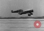 Standbild Army Air Corps Piloten wissen wie Männer auf einem fliegenden Trapez Alabama United States USA, 1934, aus Sekunde 14 historischem Filmmaterial Videoclip 65675045244