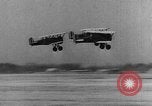 Standbild Army Air Corps Piloten wissen wie Männer auf einem fliegenden Trapez Alabama United States USA, 1934, aus Sekunde 15 historischem Filmmaterial Videoclip 65675045244