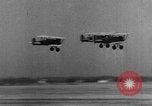 Standbild Army Air Corps Piloten wissen wie Männer auf einem fliegenden Trapez Alabama United States USA, 1934, aus Sekunde 16 historischem Filmmaterial Videoclip 65675045244
