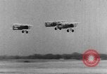 Standbild Army Air Corps Piloten wissen wie Männer auf einem fliegenden Trapez Alabama United States USA, 1934, aus Sekunde 17 historischem Filmmaterial Videoclip 65675045244