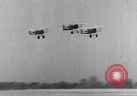 Standbild Army Air Corps Piloten wissen wie Männer auf einem fliegenden Trapez Alabama United States USA, 1934, aus Sekunde 18 historischem Filmmaterial Videoclip 65675045244