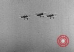 Standbild Army Air Corps Piloten wissen wie Männer auf einem fliegenden Trapez Alabama United States USA, 1934, aus Sekunde 19 historischem Filmmaterial Videoclip 65675045244