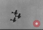Standbild Army Air Corps Piloten wissen wie Männer auf einem fliegenden Trapez Alabama United States USA, 1934, aus Sekunde 20 historischem Filmmaterial Videoclip 65675045244