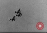 Standbild Army Air Corps Piloten wissen wie Männer auf einem fliegenden Trapez Alabama United States USA, 1934, aus Sekunde 21 historischem Filmmaterial Videoclip 65675045244