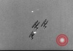 Standbild Army Air Corps Piloten wissen wie Männer auf einem fliegenden Trapez Alabama United States USA, 1934, aus Sekunde 23 historischem Filmmaterial Videoclip 65675045244