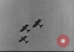 Standbild Army Air Corps Piloten wissen wie Männer auf einem fliegenden Trapez Alabama United States USA, 1934, aus Sekunde 24 historischem Filmmaterial Videoclip 65675045244