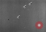 Standbild Army Air Corps Piloten wissen wie Männer auf einem fliegenden Trapez Alabama United States USA, 1934, aus Sekunde 25 historischem Filmmaterial Videoclip 65675045244