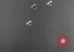 Standbild Army Air Corps Piloten wissen wie Männer auf einem fliegenden Trapez Alabama United States USA, 1934, aus Sekunde 26 historischem Filmmaterial Videoclip 65675045244