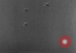 Standbild Army Air Corps Piloten wissen wie Männer auf einem fliegenden Trapez Alabama United States USA, 1934, aus Sekunde 27 historischem Filmmaterial Videoclip 65675045244