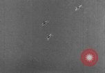 Standbild Army Air Corps Piloten wissen wie Männer auf einem fliegenden Trapez Alabama United States USA, 1934, aus Sekunde 28 historischem Filmmaterial Videoclip 65675045244